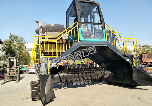 豬糞發(fā)酵有機肥過程中為什么要使用翻堆機設備？