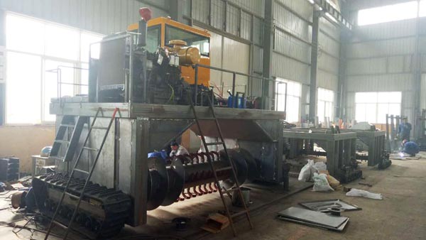 豬糞發(fā)酵有機肥過程中為什么要使用翻堆機設備？