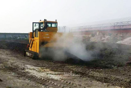 使用翻堆機(jī)堆肥發(fā)酵生產(chǎn)有機(jī)肥的方法